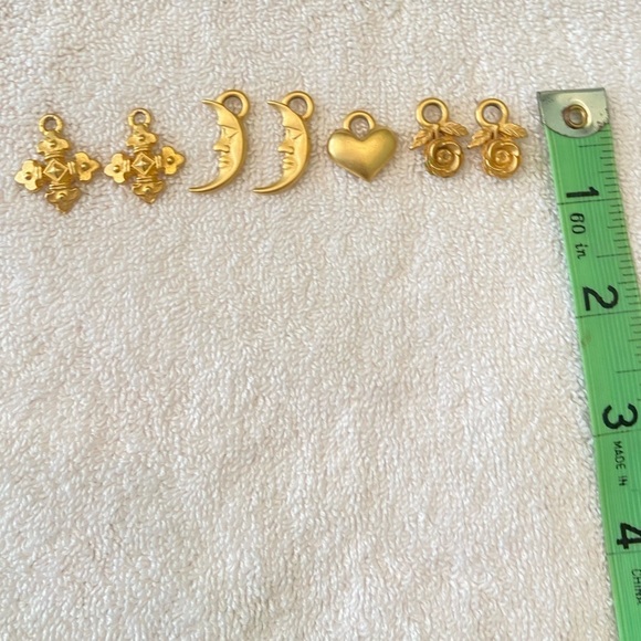 Vintage 1990’s brushed gold-tone set of 7 charms half moon, flower heart & cross - Picture 5 of 5